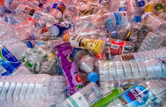 Organizata e Kombeve të Bashkuara: Shfrytëzoni karantinën për t’i mësuar fëmijët në lidhje me ndotjen plastike