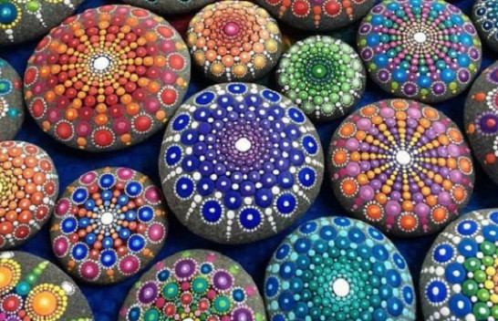 Të bësh art në gurë, njihuni me artisten e veçantë [Foto]