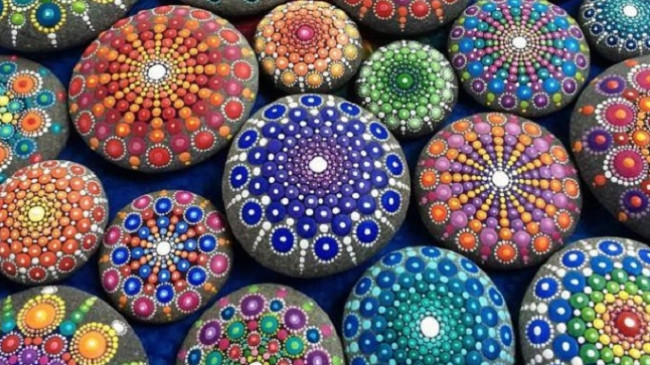 Të bësh art në gurë, njihuni me artisten e veçantë [Foto]