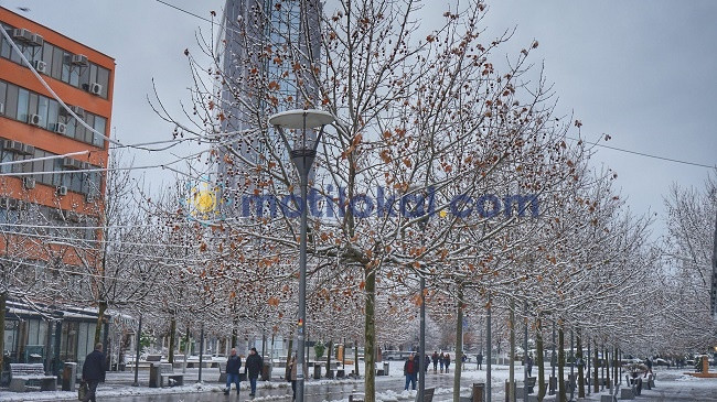 Moti i ftohtë dhe dëbora nuk e eliminojnë koronavirusin