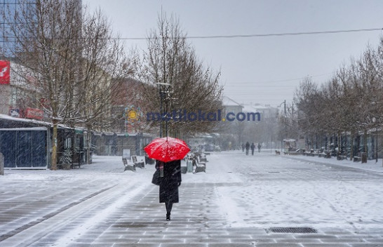 Prishtina vishet me të bardha në ag të pranverës [Foto]