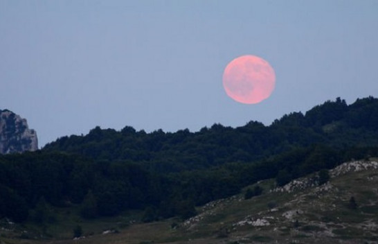 Një superhënë 'rozë’ do të shfaqet në fillim të prillit, duke shënuar ardhjen e pranverës