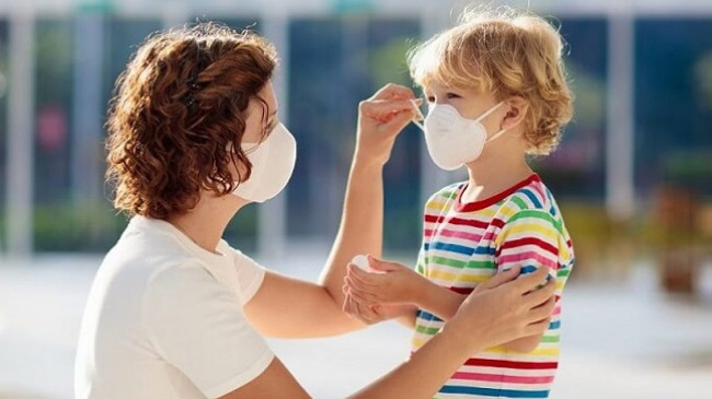 Virusi mund të qëndrojë në ajër, OBSH po vlerëson përdorimin e maskave për të frenuar përhapjen e koronavirusit