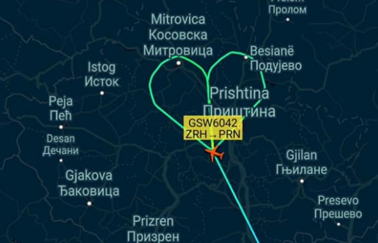 E jashtëzakonshme: Piloti bën simbolin e zemrës në qiellin e Kosovës [Foto]