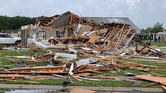 Tornadot vdekjeprurëse shkatërrojnë shtetet jugore të SHBA-së
