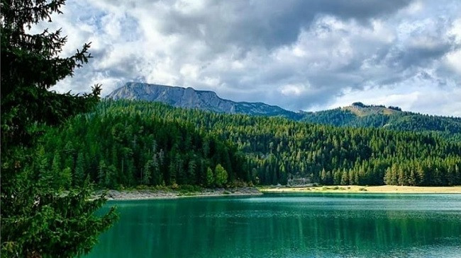 Moti sot dhe dy ditët në vijim me diell dhe reshje shiu në Mal të Zi