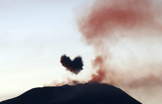 Vullkani Etna formon zemër me tymin e nxjerrë nga krateri [Foto]