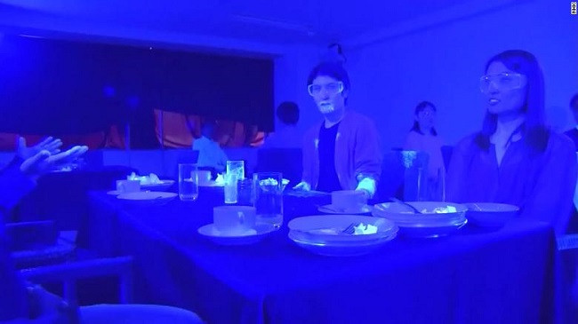 Ja si përhapet virusi në restorant kur një person është i sëmurë [Video]