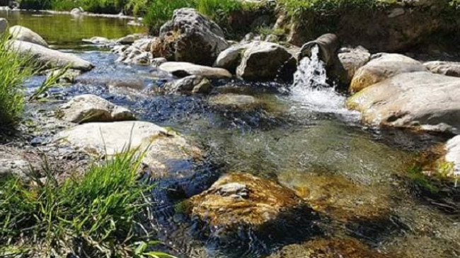 Burimi i ujit të thartë në Gushavc, një pasuri hidrike e Deçanit