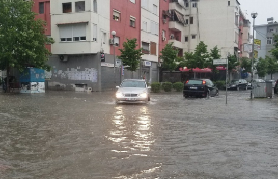 Moti i ligë, Durrësi ‘mbërthehet’ nga stuhia, disa rrugë të përmbytura