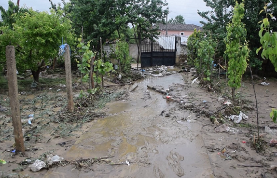 Del përroi nga shtrati, përmbyten banesa dhe rrugët në Korçë [Foto]