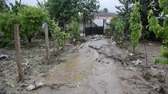Del përroi nga shtrati, përmbyten banesa dhe rrugët në Korçë [Foto]