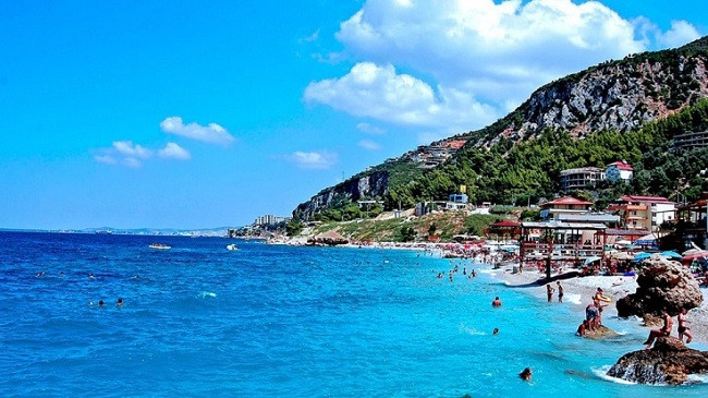Koronavirusi nuk mbijeton në ujërat e kripura