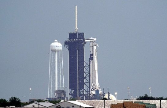 Nisja historike e SpaceX shtyhet për shkak të motit