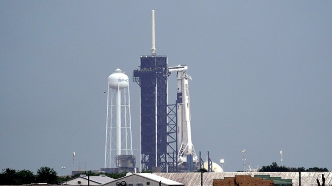 Nisja historike e SpaceX shtyhet për shkak të motit