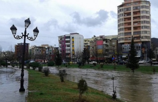 Shiu përmbyt rrugët e Tiranës, Lana pranë daljes nga shtrati