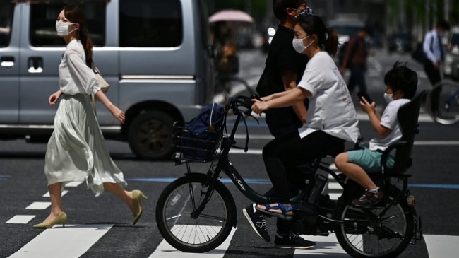 Ekspertët japonezë këshillojnë heqjen e maskave si pasojë e të nxehtit