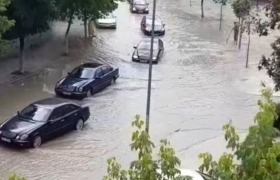 Moti i ligë/ Stuhi e rrebeshe shiu në Berat, përmbyten të gjitha rrugët