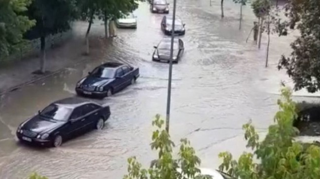 Moti i ligë/ Stuhi e rrebeshe shiu në Berat, përmbyten të gjitha rrugët
