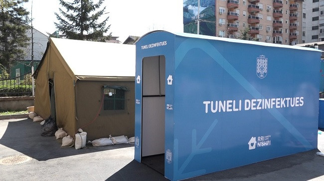 Mikrobiologu Lul Raka: Nuk rekomandohet përdorimi i tuneleve dezinfektues në shkolla dhe institucione jomjekësore