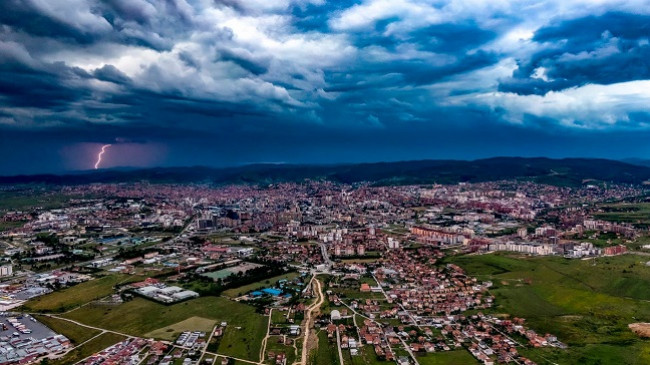 Parashikimi/ Vera nis me mot të freskët dhe me reshje shiu në Kosovë