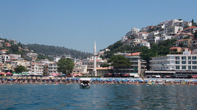 Keni bërë plane për plazh në fundjavë? Hidhini një sy motit në Mal të Zi