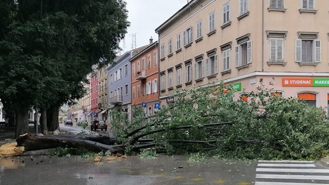 Moti i ligë godet Kroacinë, era deri në 160 kilometra në orë