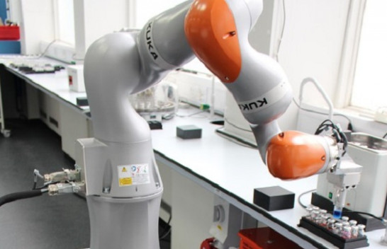 Risitë teknologjike: Vjen ‘shkencëtari’ i parë robot