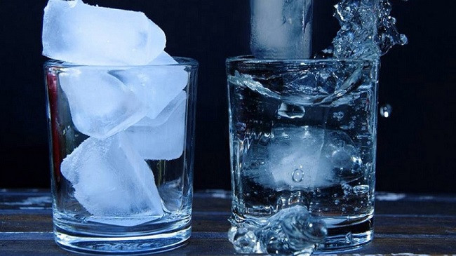 Ekspertët: Pirja e ujit të ftohtë ka efekte negative