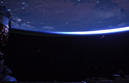NASA publikon pamjen unike të yjeve, qyteteve dhe një komete [Foto]