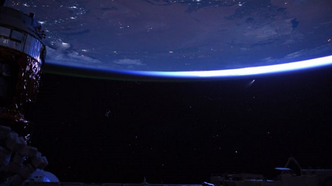 NASA publikon pamjen unike të yjeve, qyteteve dhe një komete [Foto]