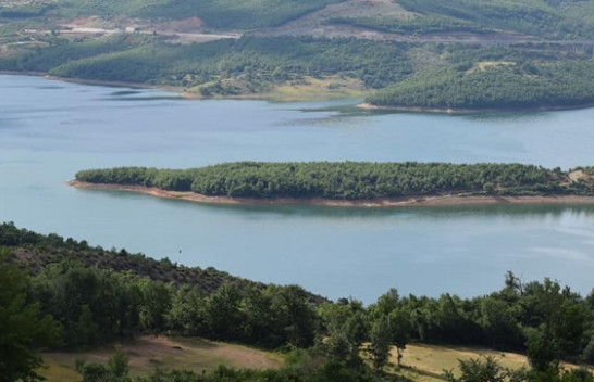 Bie niveli i ujit në liqenin e Fierzës, shkak mungesa e reshjeve të shiut dhe temperaturave të larta