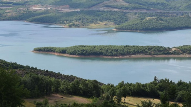 Bie niveli i ujit në liqenin e Fierzës, shkak mungesa e reshjeve të shiut dhe temperaturave të larta