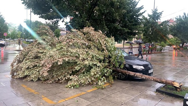 Prishtina goditet nga shiu dhe erërat e forta [Foto]