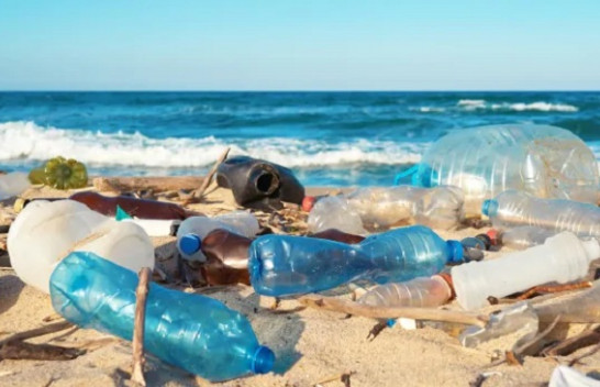Shkencëtarët lëshojnë alarmin: Deri në vitin 2040 do të trefishohet ndotja plastike në oqeane