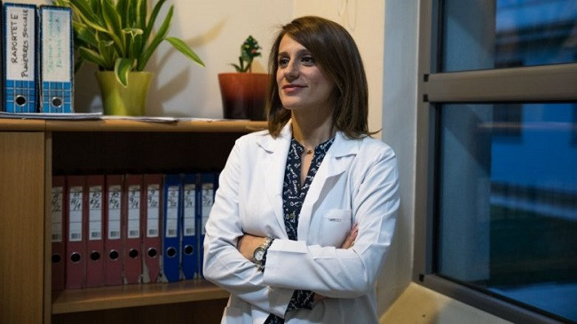Neuropsikiatrja Valbona Tafilaj tregon edhe pas shërimit nga COVID-19 vazhdon të ketë probleme shëndetësore