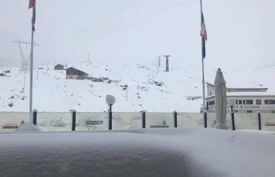 ‘Dimër në verë’, borë në kufirin mes Lombardisë dhe Tirolit të Jugut [Foto+Video]