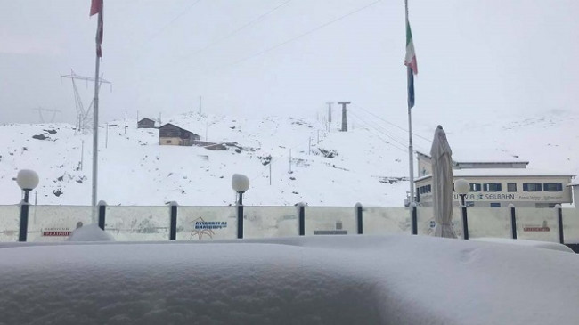 ‘Dimër në verë’, borë në kufirin mes Lombardisë dhe Tirolit të Jugut [Foto+Video]