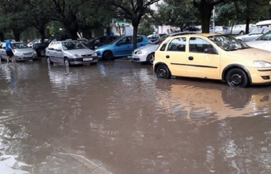 Maqedoni, pas reshjeve të mëdha të shiut ka mundësi për vërshime në mjediset urbane