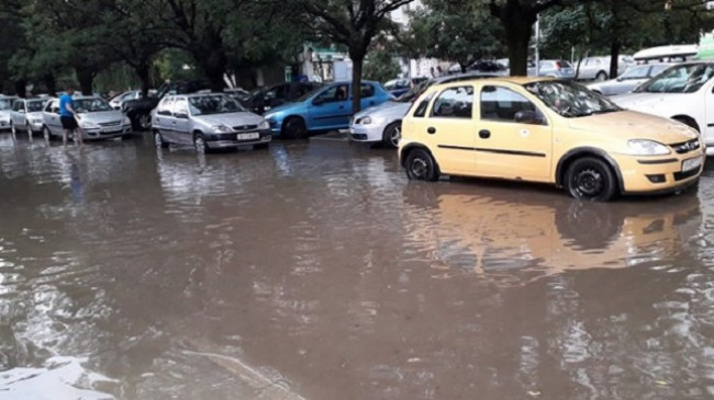 Maqedoni, pas reshjeve të mëdha të shiut ka mundësi për vërshime në mjediset urbane