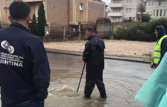Prishtina vërshohet nga uji, ekipet e mirëmbajtjes së kanalizimeve në aksion [Foto]