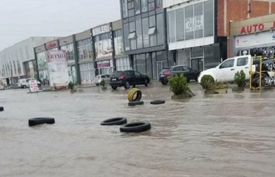 Magjistralja Ferizaj – Prishtinë nën ujë, gomat notojnë në rrugë [Foto]