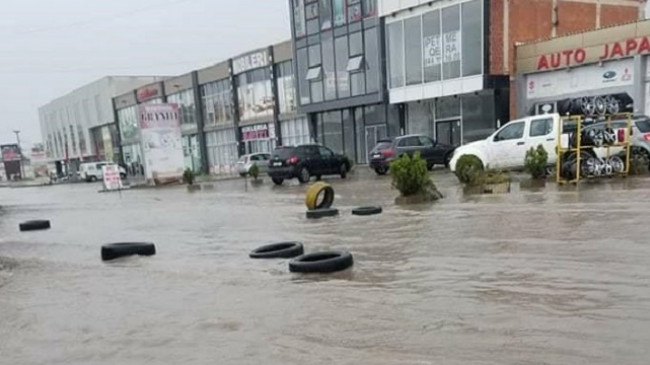 Magjistralja Ferizaj – Prishtinë nën ujë, gomat notojnë në rrugë [Foto]