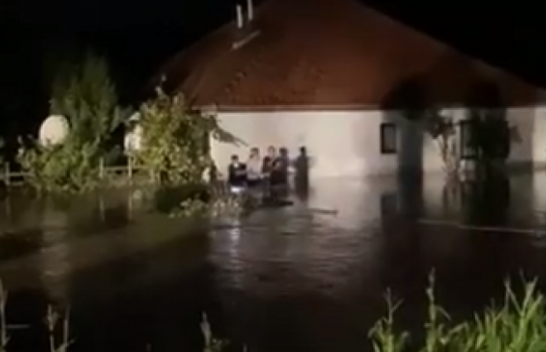 Vushtrri, i mbushet oborri me ujë nga stuhia dhe reshjet e shiut, ndihmohet me litar për të dal nga shtëpia