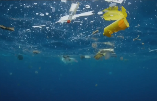 Oqeani Atlantik i mbushur me 21 milionë copëza plastike
