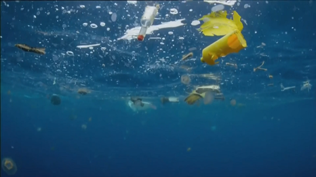 Oqeani Atlantik i mbushur me 21 milionë copëza plastike