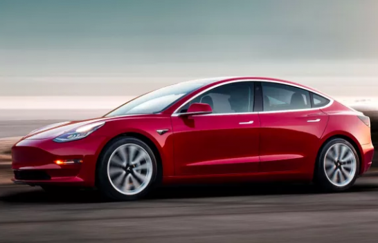 Tesla kërkon të përdorë sensor që detekton fëmijët e lënë në vetura në temperatura të larta