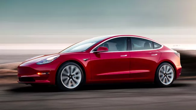 Tesla kërkon të përdorë sensor që detekton fëmijët e lënë në vetura në temperatura të larta