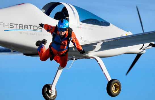 Parashutisti bën kërcimin e parë në botë nga aeroplani me energji diellore