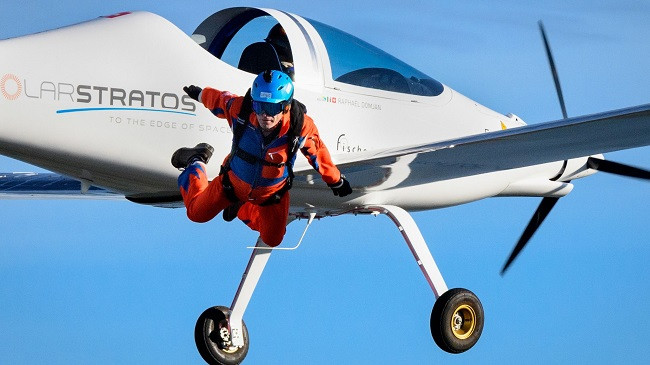 Parashutisti bën kërcimin e parë në botë nga aeroplani me energji diellore